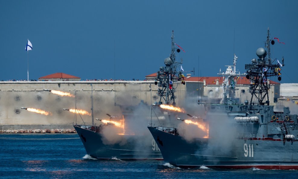 Ilustracija / Ruski brod minolovac Ivan Golubec (911), koji je oštećen u napadu dronova na Sevastopolj, snimljen na paradi u luci Sevastopolj 2021.