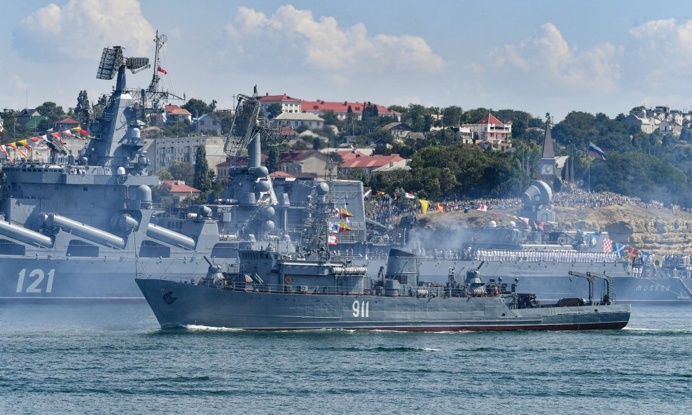 Ruski brod minolovac Ivan Golubec na paradi u luci Sevastopolj 2021.