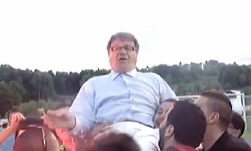 Ćiro na rukama navijača