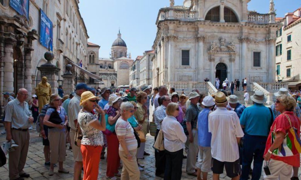 stradun dubrovnik turisti s kruzera