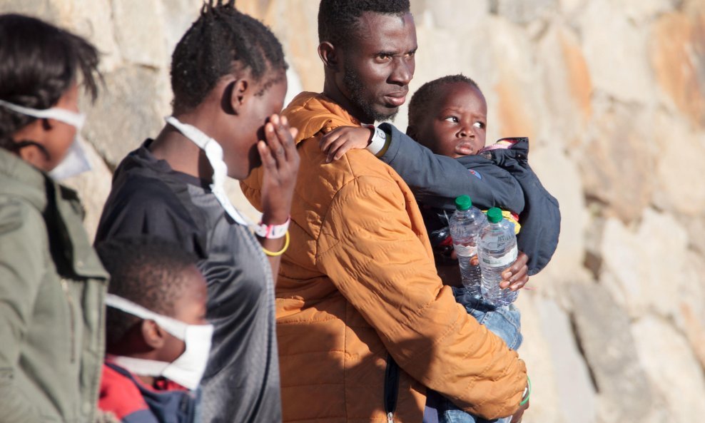 Migranti na talijanskom kopnu nakon pristajanja broda