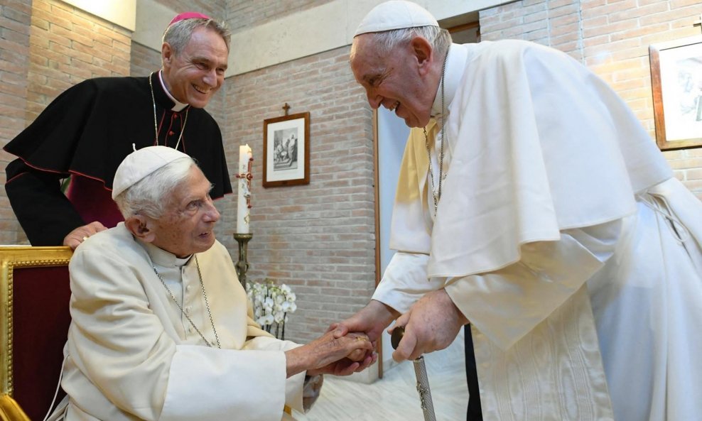 Papa u miru Benedikt XVI i papa Franjo