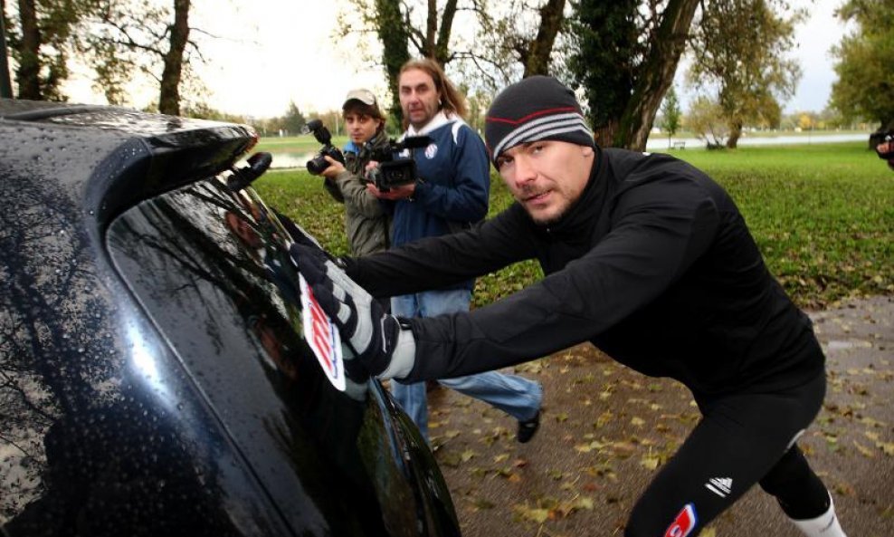Mario Mlinarić obara Guinnessov rekord u guranju automobila 05