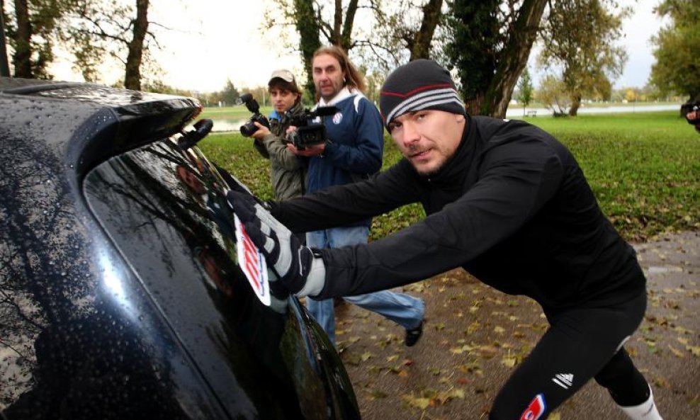 Mario Mlinarić obara Guinnessov rekord u guranju automobila 05