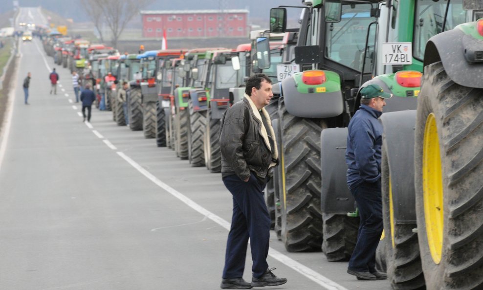 prosvjed seljaci traktori