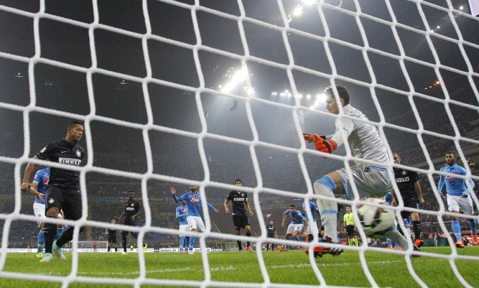 Guarin zabija Napoliju