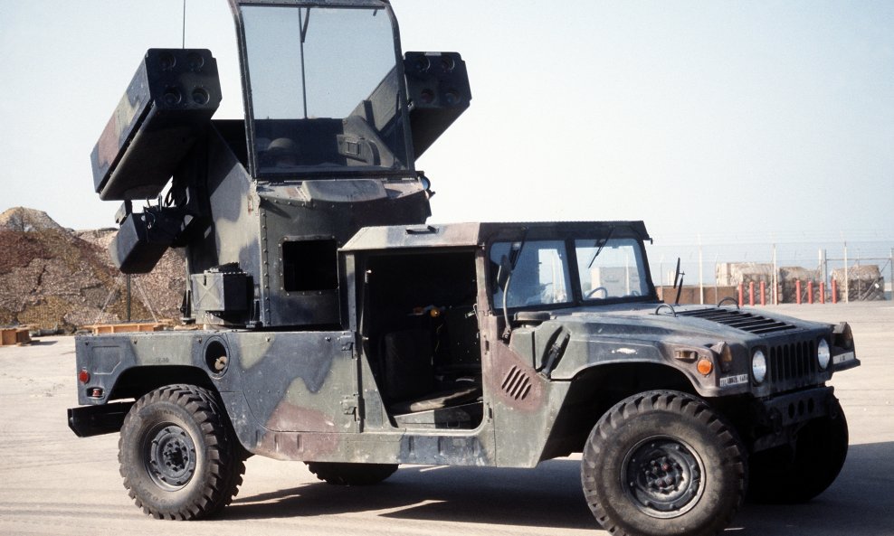 Sustav Avenger na vozilu Humvee
