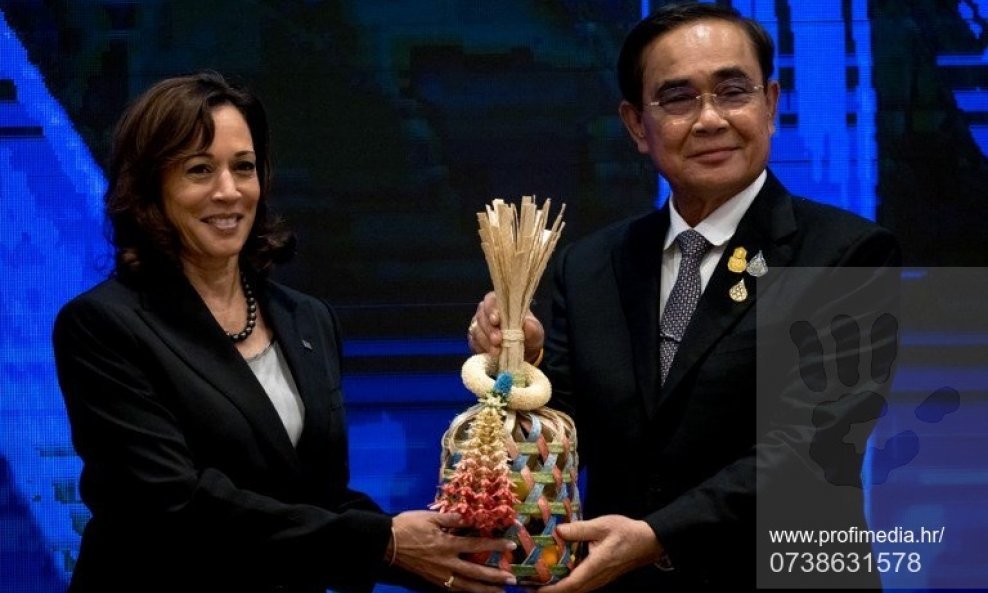Kamala Harris i tajlandski premijer Prayut Chan-o-cha