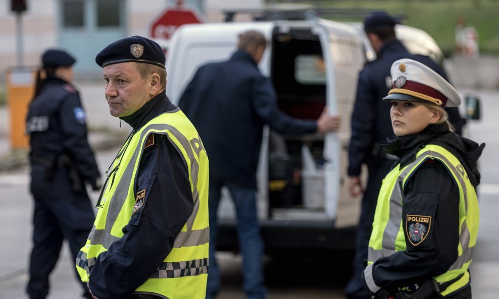 Austrijska policija u kontroli granice sa Slovačkom