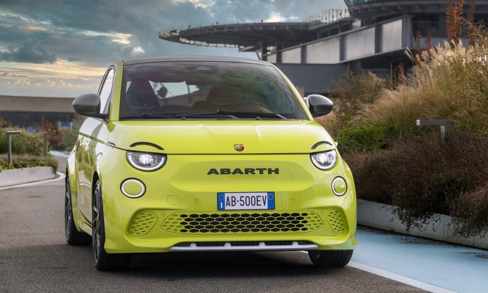 Novi Abarth 500e: lansirano izdanje 'Scorpionissima' je prvi električni Abarth ikada kao ekskluzivna privlačna, potpuno opremljena startna verzija