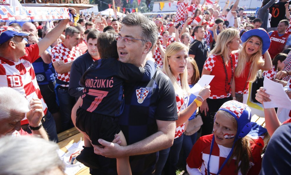 Andrej Plenković sa sinom u navijačkoj euforiji