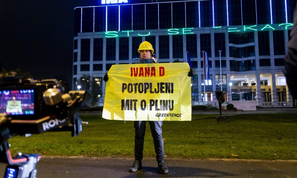 Performans Greenpeacea ispred zgrade INA-e u Zagrebu