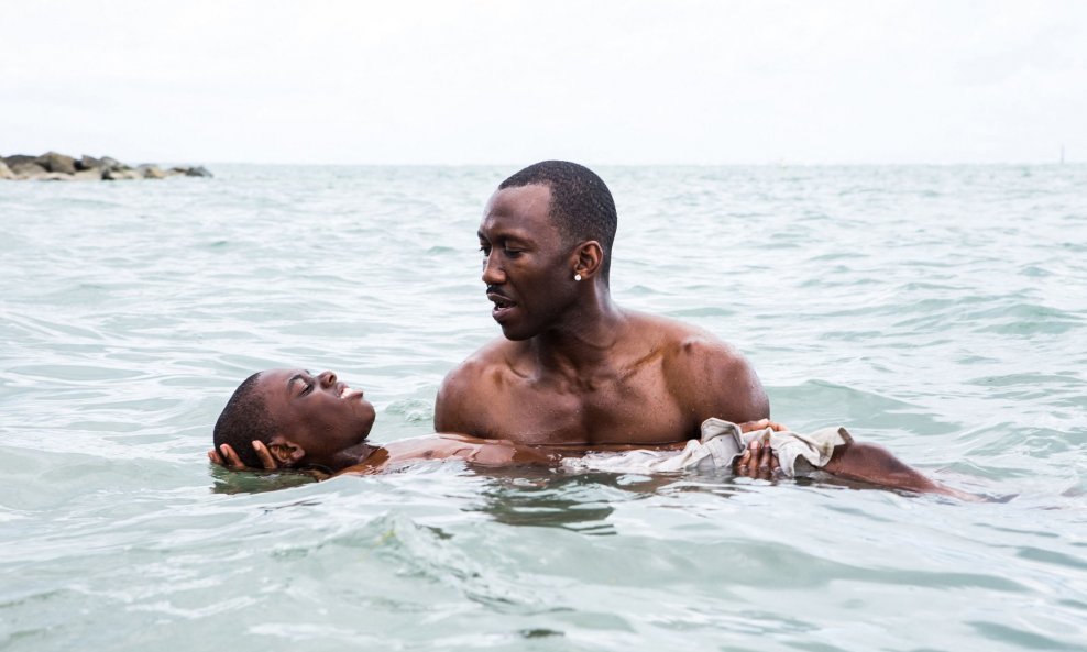 Alex Hibbert i Mahershala Ali u filmu 'Moonlight'