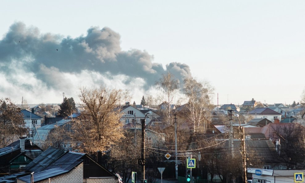 U napadu dronom na zračnu luku u ruskoj regiji Kursk zapalilo se skladište nafte.