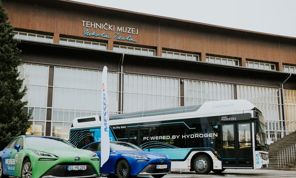 Toyota Mirai i gradski autobus CaetanoBus na vodik