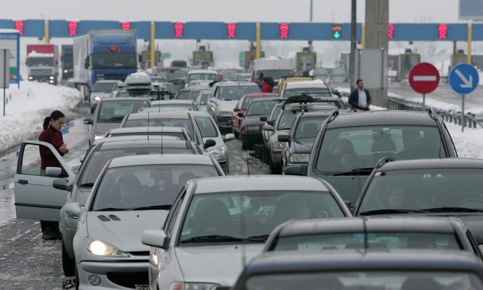 Gužve na graničnim prijelazima prema trećim zemljama već sad su enormne