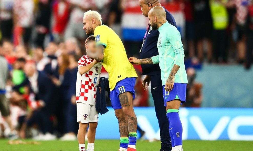 Leonardo Perišić tješi Neymara