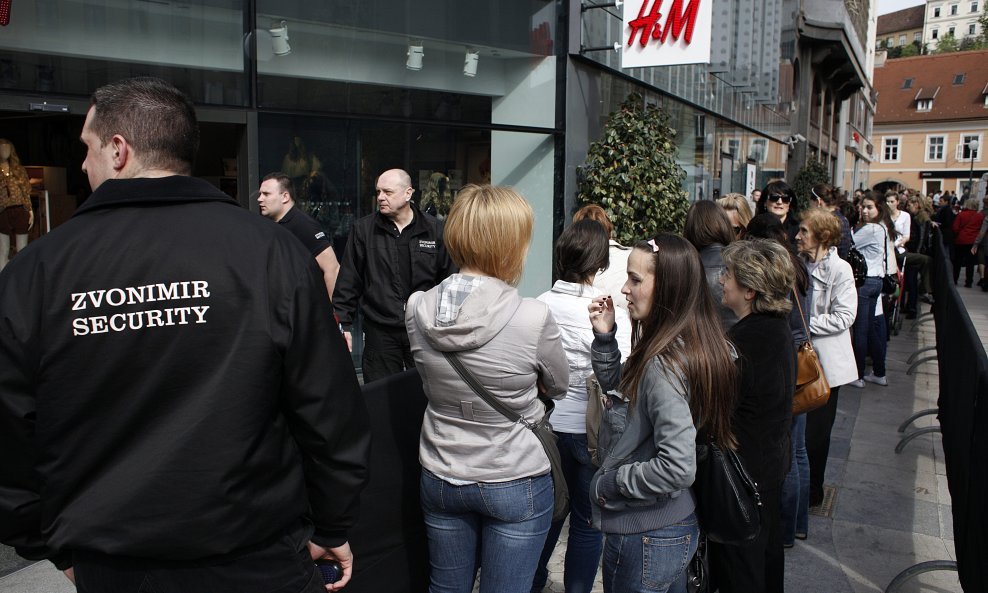 Gužve ispred ulaza u H&M