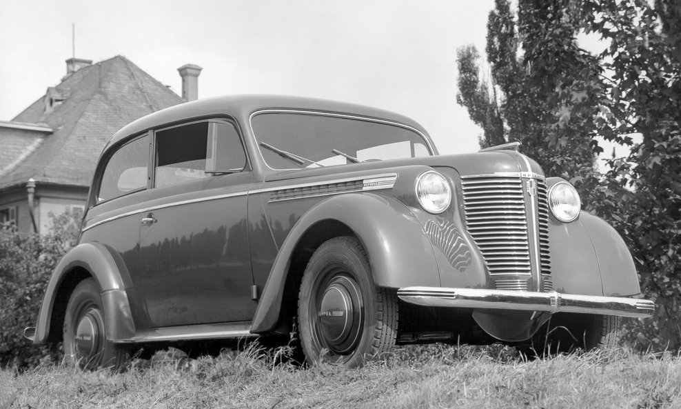 Opel Olympia: u kasnu jesen 1947. je sišla s proizvodne trake kao njihov prvi serijski proizveden osobni automobil nakon rekonstrukcije tvornice u Rüsselsheimu