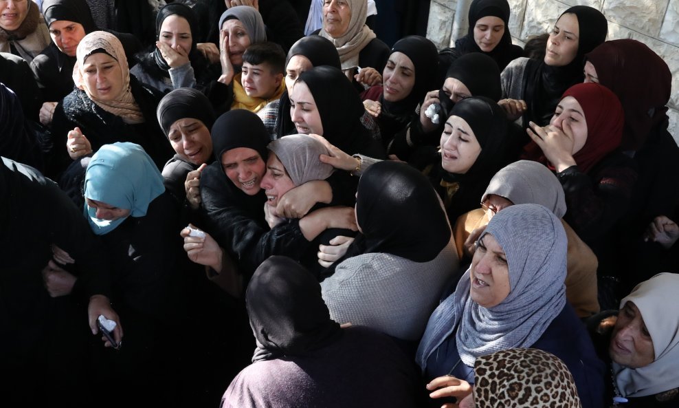Sprovod trojice Palestinaca ubijenih prilikom sukoba s izraelskom vojskom u izbjegličkom kampu u Jeninu