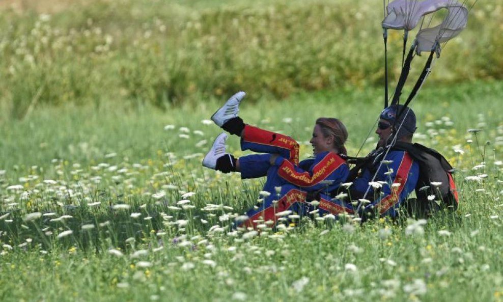 Renata Sopek skače s padobranom (1)