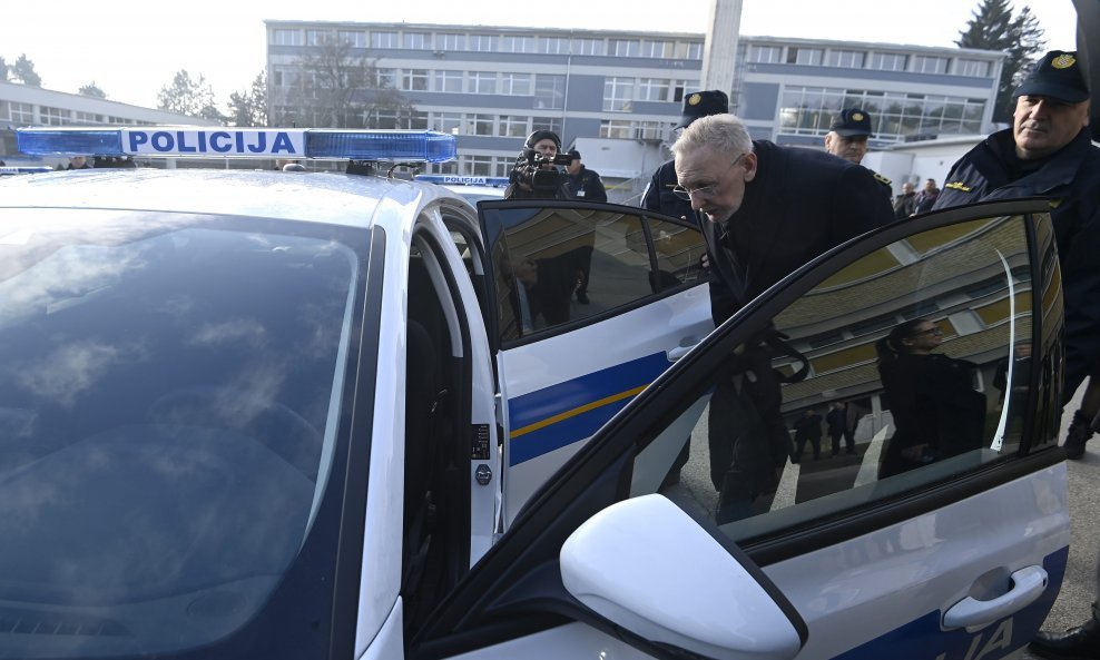 Božinović na primopredaji policijskih vozila