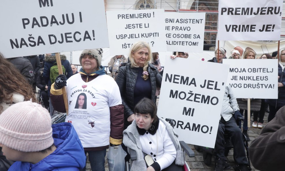 Prosvjed Udruge obitelji djece s teškoćama u razvoju i osoba s invaliditetom Sjena