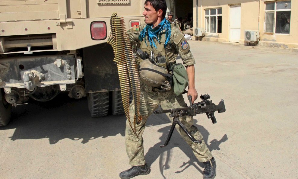A member of the Afghan special forces arrives for a battle with the Taliban in Kunduz city, northern Afghanistan September 29, 2015. U.S. military planes hit Taliban positions on the outskirts of the fallen northern Afghan city of Kunduz on Tuesday, a NAT