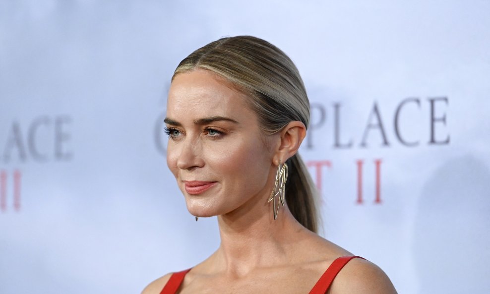 Stajling Emily Blunt dobio je dašak glamura zahvaljujući efektnim naušnicama