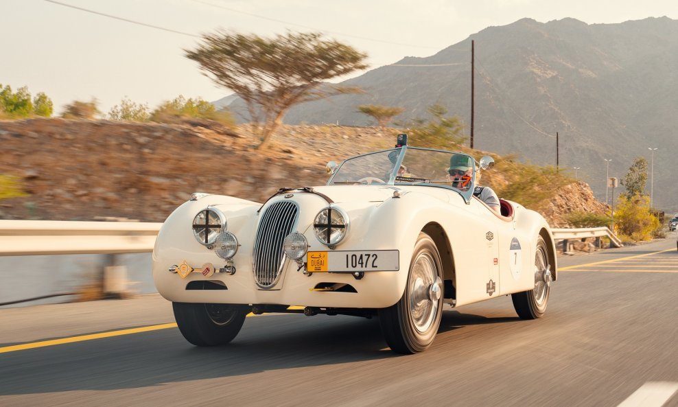 Jaguar XK120 iz 1950. na nedavno završenom događaju '1000 Miglia Experience UAE' u Ujednijenim Arapskim emiratima