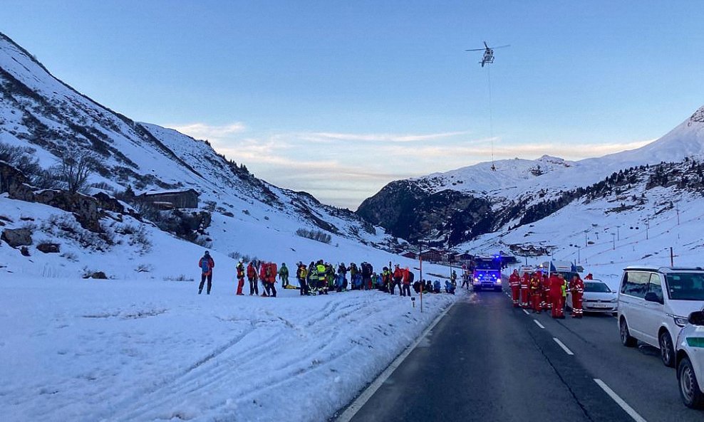 Hitne ekipe spremaju se krenuti u pomoć zatrpanima u lavini u regiji Vorarlberg u Austriji