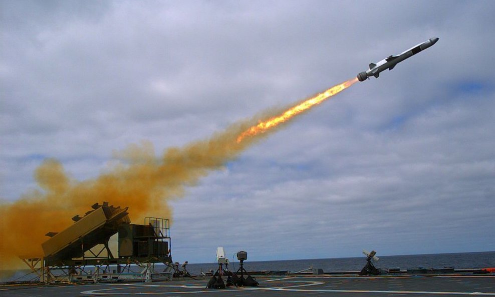 Ispaljivanje NSM-a s američkog obalnog borbenog broda USS Coronado