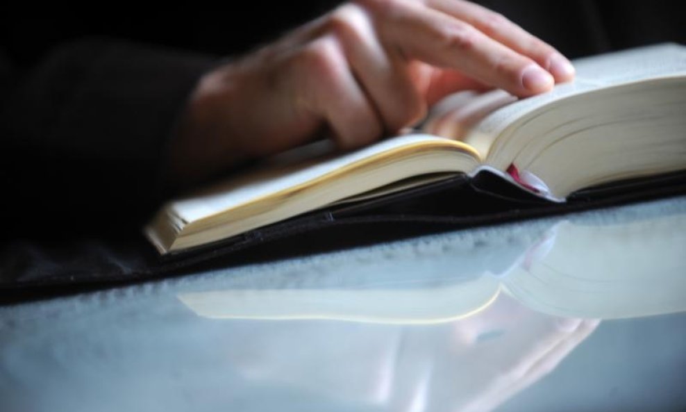 Biblija svećenik franjevac