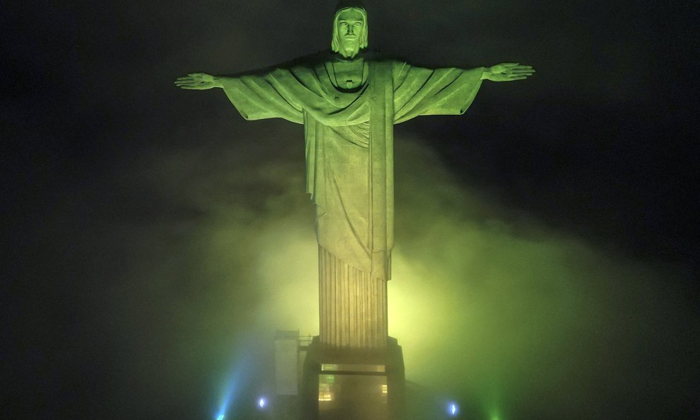 Spomenik Kristu Otkupitelju iznad Rija obasjan je u bojama brazilske zastave, u čast Pelea