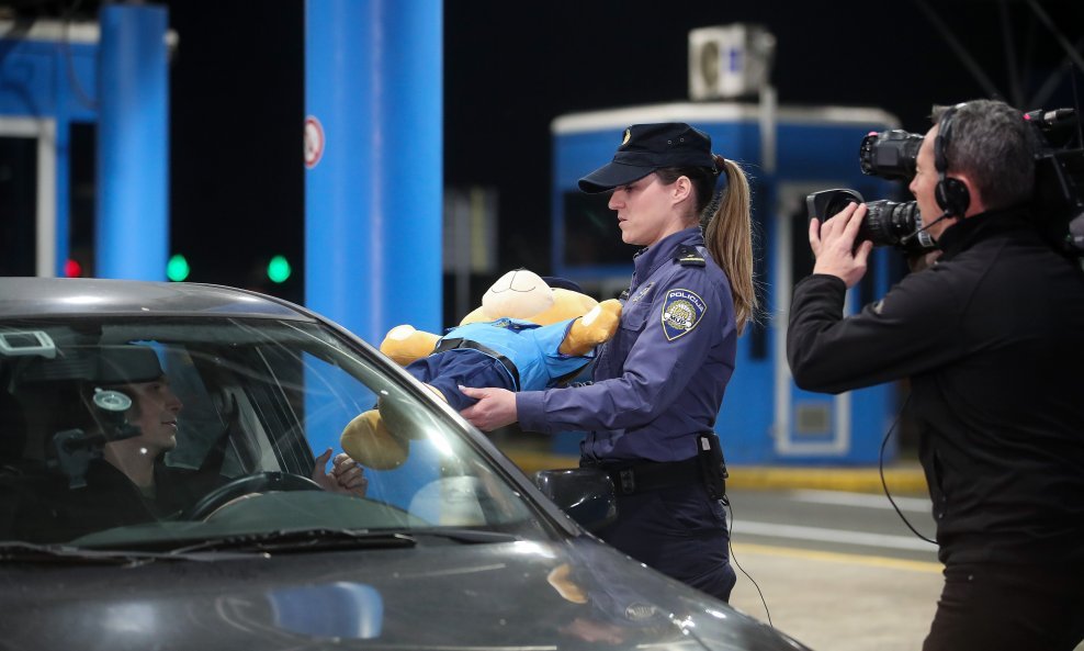 Posljednji putnik na graničnom prijelazu Bregana prije ulaska Hrvatske u Schengen nagrađen je policijskim medvjedićem