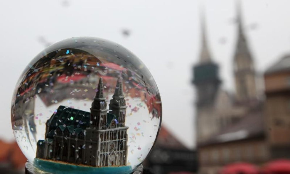 Zagrebačka katedrala u staklenoj kugli