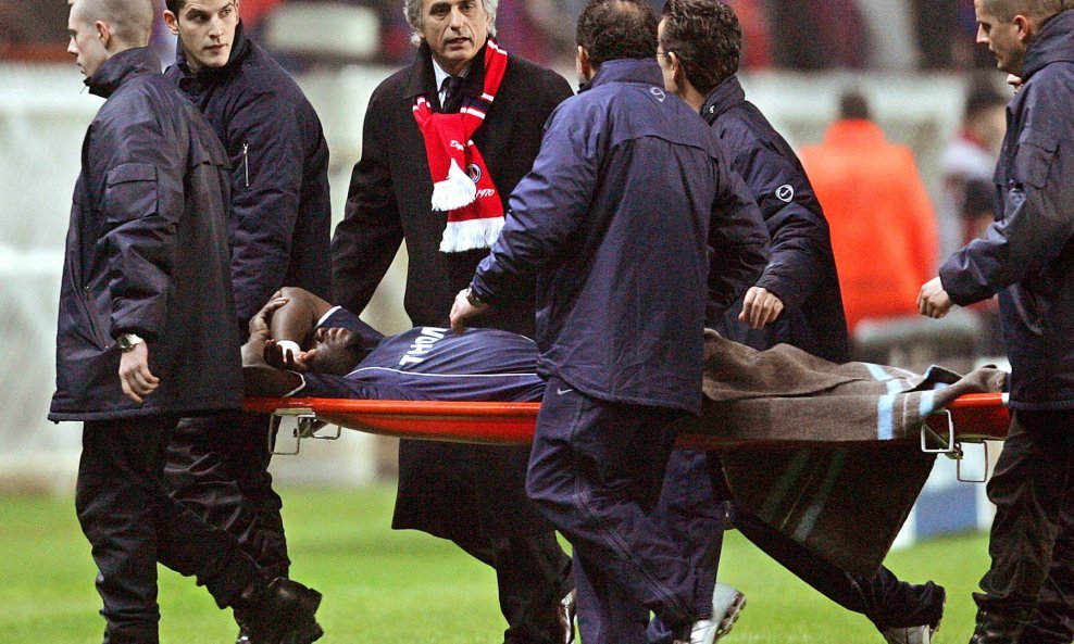 Modeste M'bami (na nosilima) igrao je za PSG dok je na klupi sjedio Vahid Halilhodžić