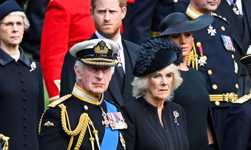 Kralj Charles, kraljica supruga Camilla, princ Harry i Meghan Markle