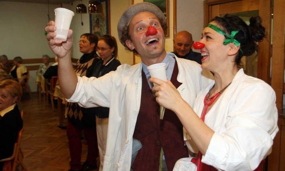 Crveni nosevi klaunovi doktori posjetili dom za starije i nemoćne (4)