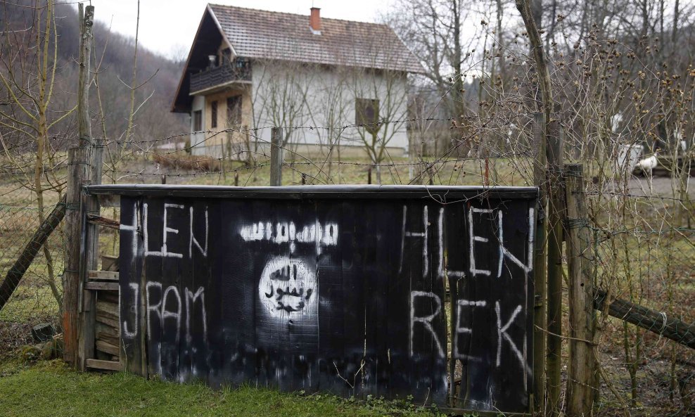 Zastava ISIL-a na kući u Gornjoj Maoči  (4)