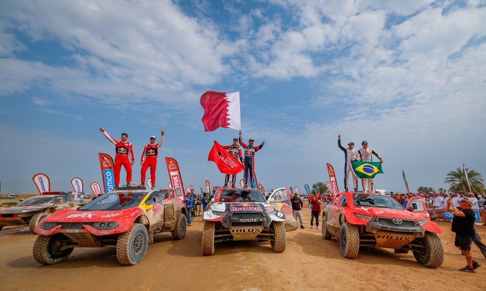 Sébastien Loeb (lijevo), Al-Attiyah (u sredini) i Lucas Moraes (desno)