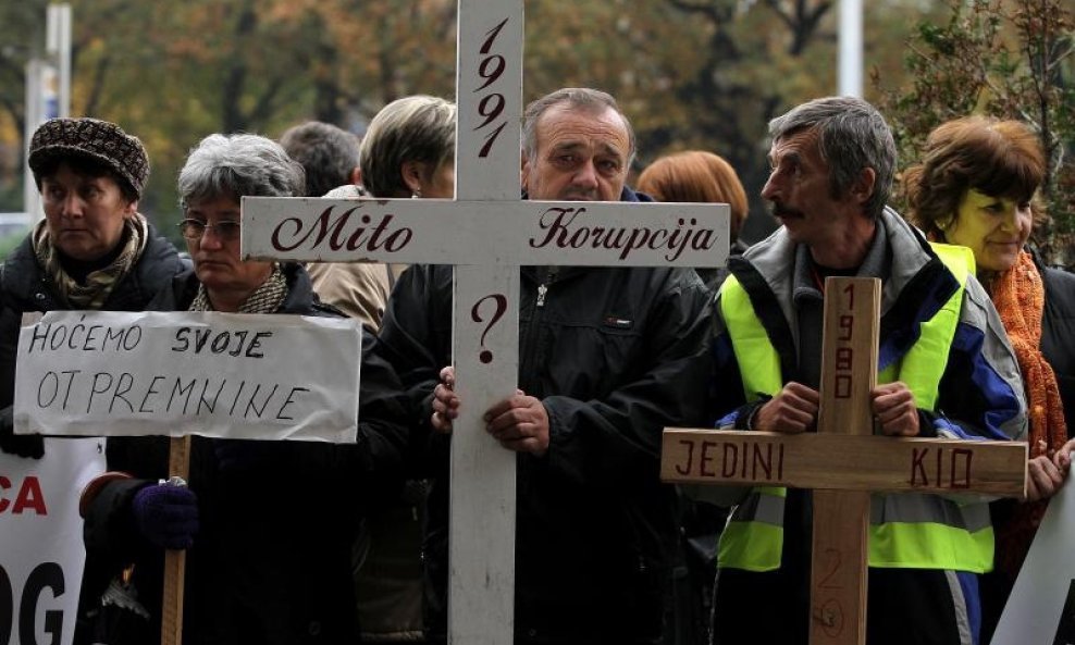 Radnici Kio Keramike s križevima