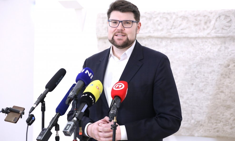 Peđa Grbin, predsjednik SDP-a daje izjavu novinarima u Hrvatskom saboru