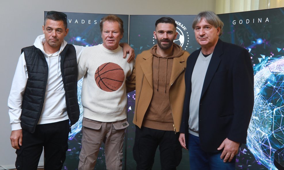 Slijeva: Hajdukove legende Stipe Andrijašević, Tonči Gabrić i Ivica Šurjak s Markom Livajom (drugi zdesna)