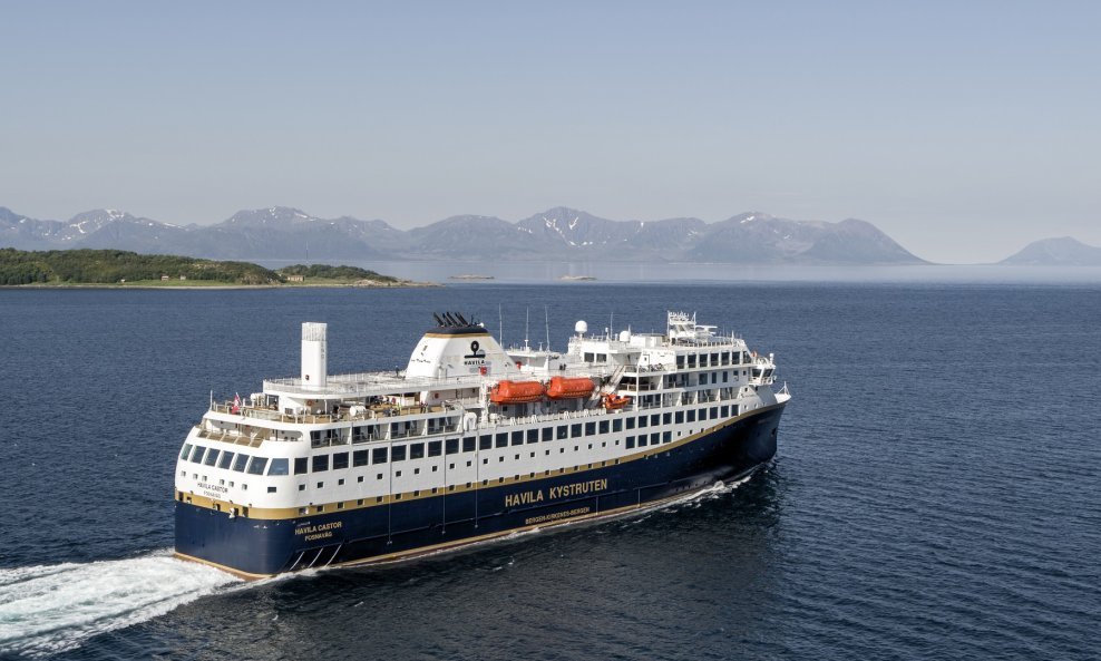 Norveška brodarska tvrtka Havila Kystruten odlučila obustaviti prijevoz elektrificiranih automobila (na slici brod Havila Castor)