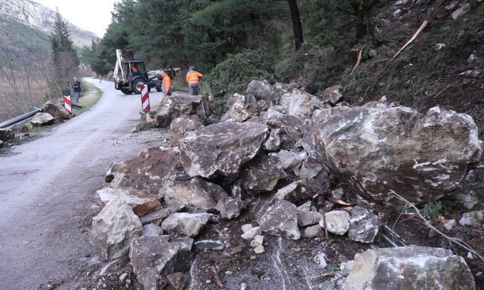 Sanacija prometnice nakon odrona