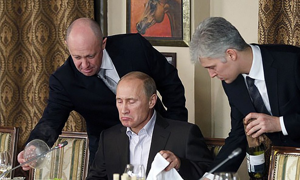 Jevgenij Prigožin poslužuje večeru Vladimiru Putinu na večeri s međunarodnim znanstvenicima i novinarima nedaleko Moskve 2011.