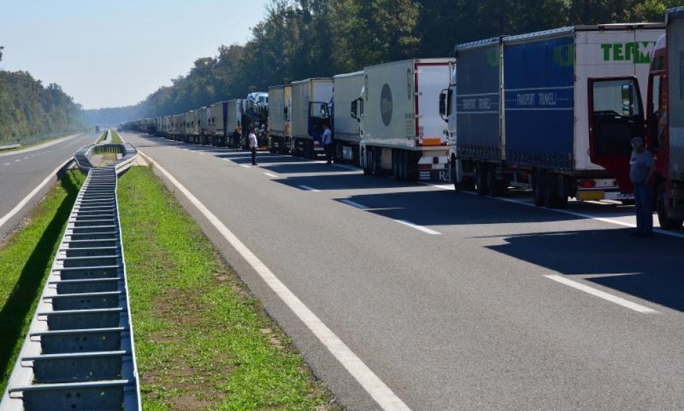 Srbijanski prijevoznici blokirali granični prijelaz Bajakovo (7)