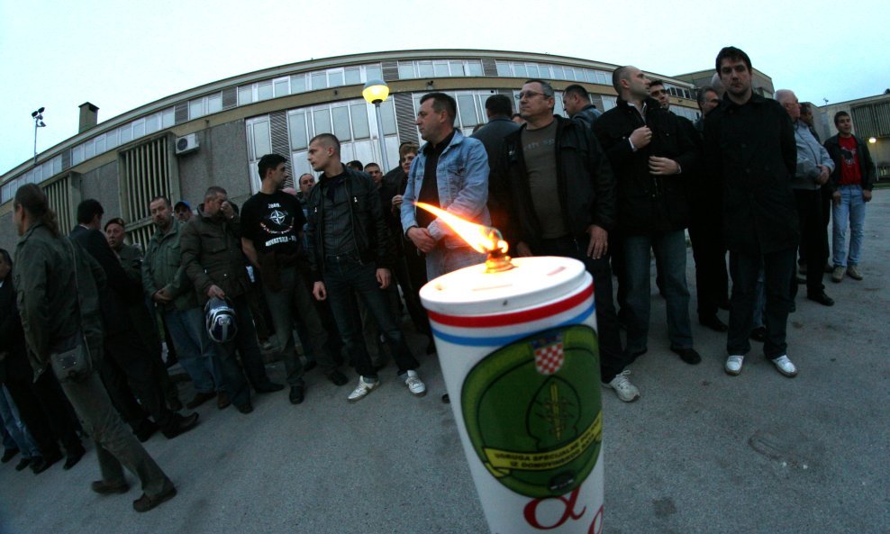  Ispred Okruznog zatvora u Remetincu udruge Hrvatskih dragovoljaca specijalne policije i Nezavisni dragovoljci Hrvatske povodom Uskrsa dali duhovnu potporu odnosno molitvu za hrvatske branitelje u zatvoru. Na slici okupljeni dragovoljci ispred zatvora Rem