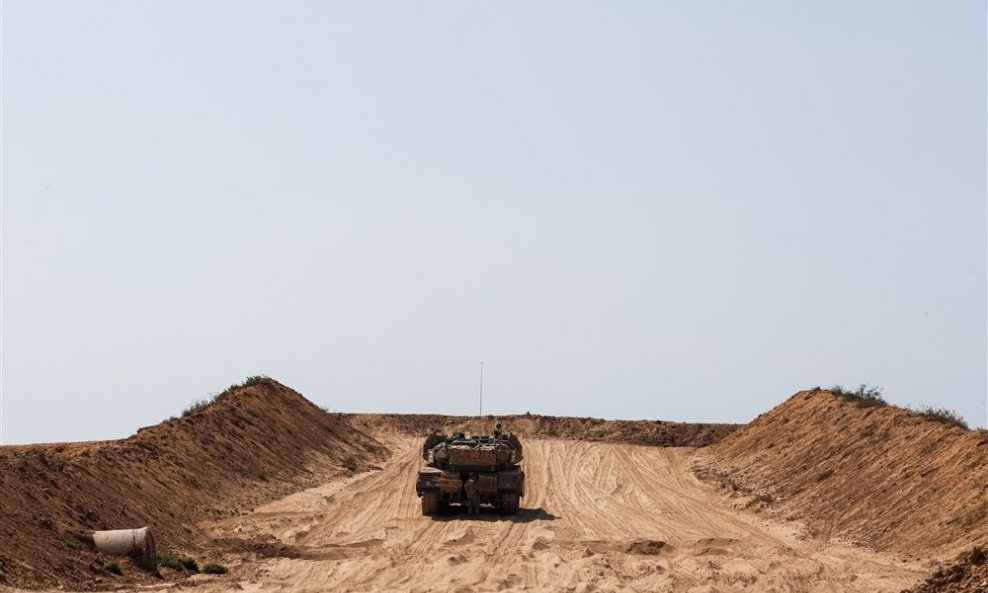 Izraelski tenk u patroli blizu granice s Gazom
